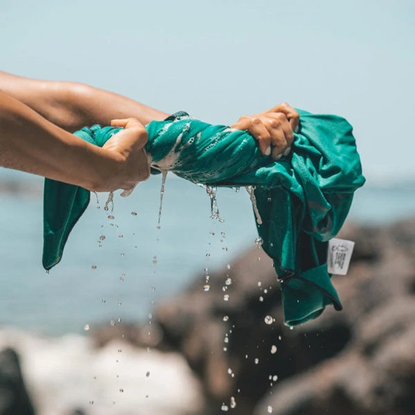 LifeVenture Recycled SoftFibre Trek Towel - Giant 4 LifeVenture Recycled SoftFibre Trek Towel - Giant - Image 2